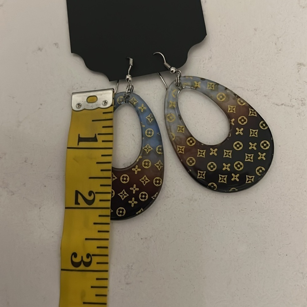 Hard Plastic statement earrings - Picture 7 of 9